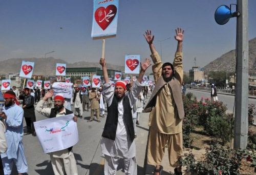 数百阿富汗民众20日举行示威，抗议美国和法国反伊斯兰的作品。