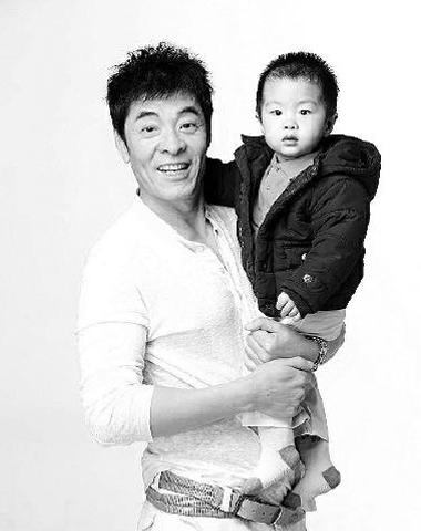 51岁刘威抱儿子上街被误认作爷爷(图)