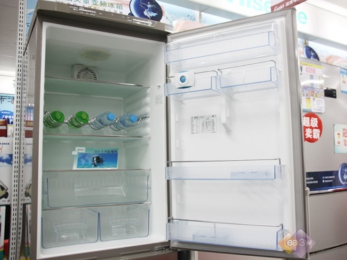 在内部结构的设计方面，它的表现也是不错的，冷藏室内部具有三个蔬果盒，存储量较大，而且便于分类，有效的防止食物串味的可能。
