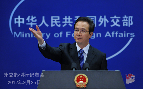 2012年9月25日，外交部发言人洪磊主持例行记者会。