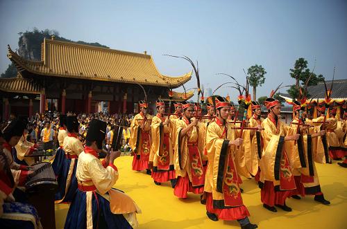 在文庙举行盛大祭孔仪式,来自世界各地的3000多名嘉宾参加了祭孔大典