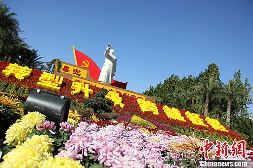 9月28日,河北省会石家庄市人民广场上花团锦簇,游人在竞相绽放的菊花