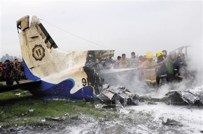 28日，飞机坠毁现场，救援人员在灭火。