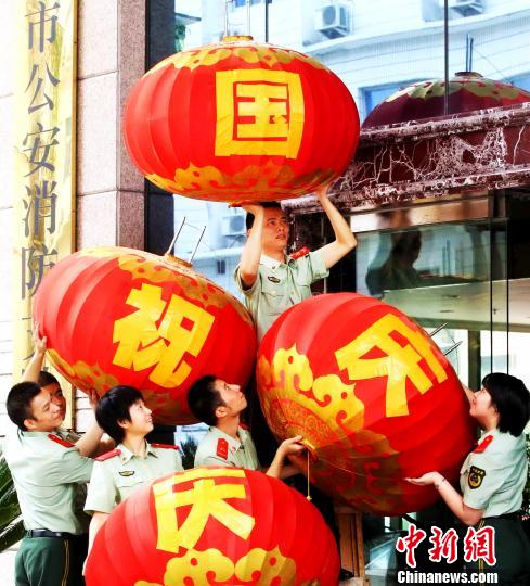 图为福建消防支队官兵挂上喜庆的灯笼，庆祝国庆节。朱晓航摄