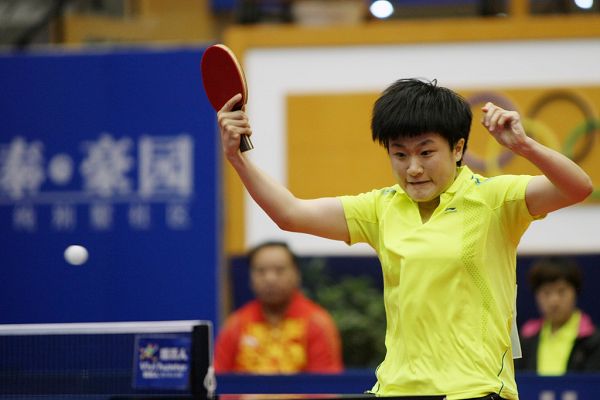 图文:乒乓球全锦赛女团决赛 李佳燚反手回球