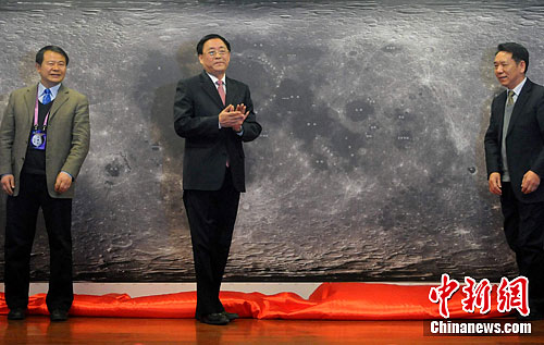 资料图：中国探月工程副总指挥刘东奎（中）等为“嫦娥二号”全月球影像图揭幕。中新社记者 孙自法 摄