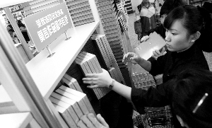 北京西单图书大厦，工作人员忙着在莫言作品的书架上摆放作品。首席摄影记者 蔡代征/摄