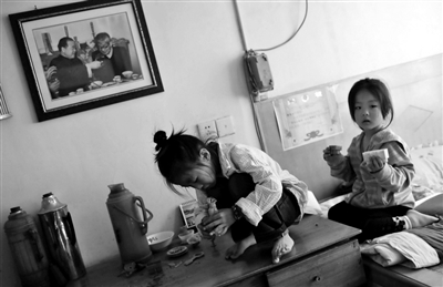 10月14日，莫言出生的地方平安村，莫言父亲家中，莫言的外甥女和她的玩伴在屋内玩耍。