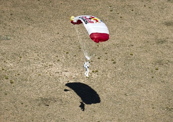 图文:鲍姆加特纳高空跳伞 鲍姆加特纳缓缓下落