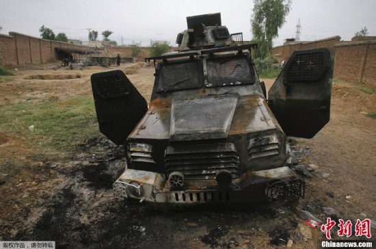 当地时间10月15日，巴基斯坦城市白沙瓦，数百名塔利班分子袭击了该市郊区的一所检查站，造成6名巴基斯坦警察丧生并有11人受伤。