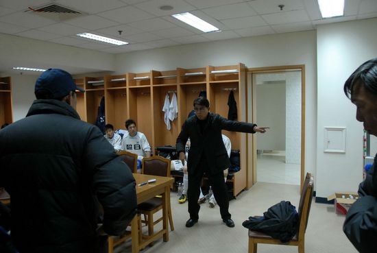 基地成立至今，徐根宝从来没有名义上的主教练头衔，但确立球队技战术风格、排兵布阵都由他亲自决定。