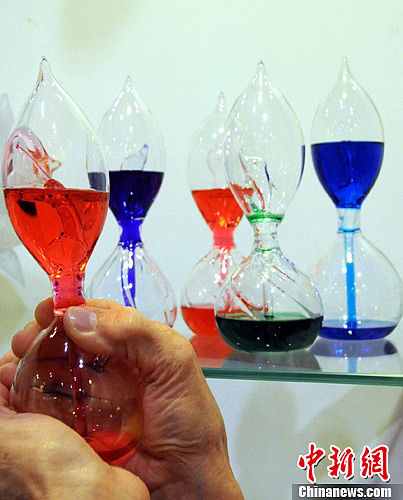 图为厂家设计的手控温度的“喷水”玻璃玩具独具匠心令人开心。中新社发 任海霞 摄