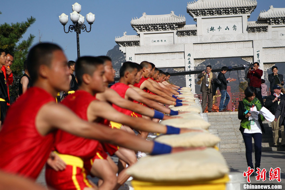 10月22日,河南登封少林寺,少林弟子展示少林绝学朱砂掌.