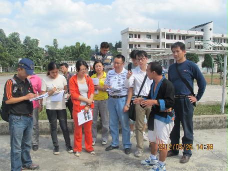 中央媒体在荔波县瑶山民族中学采访打陀螺