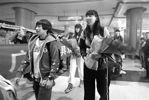 宁波栎社国际机场，左佳一（左）、陈楠（右）等广博女篮队员抵达