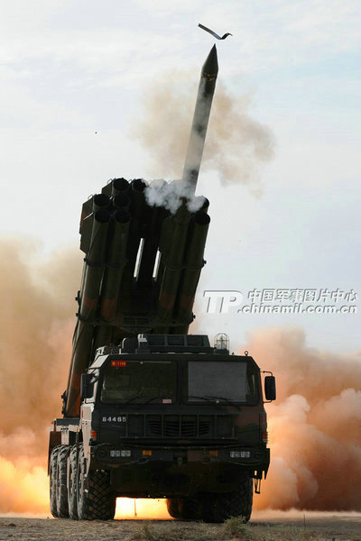 解放军远程火箭炮图片