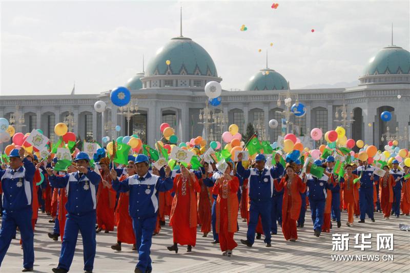 在首都阿什哈巴德中心广场举行阅兵式和群众游行,庆祝国家独立21周年