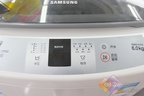 这款洗衣机虽然只用了一个简单的LED动态数字灯，但配合和着各种状态指示灯，也比较容易明白洗涤状态。十档水位可自动调节，并且还根部不同的水位，向用户提供洗涤剂用量的参考，非常贴心。