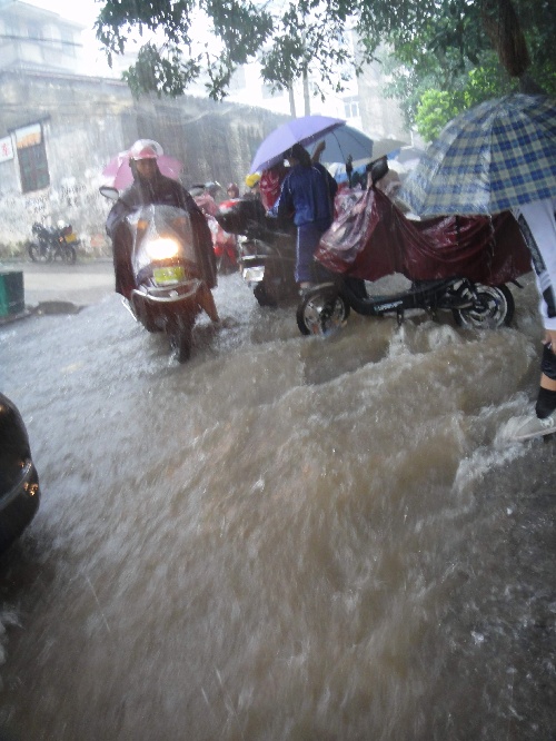 1广西北海降暴雨