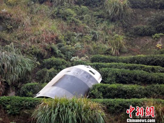 落在江西省遂川县汤湖镇高塘村的卫星整流罩残骸。