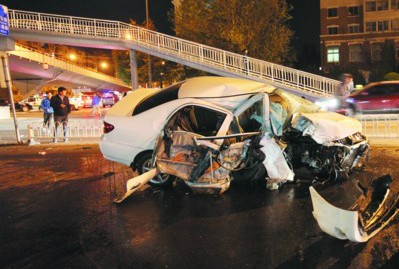 深夜轎車撞橋墩一死一傷 消防官兵拆車救(圖)