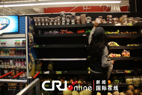 超市里一些食品和饮用水柜台出现了缺货的情况。