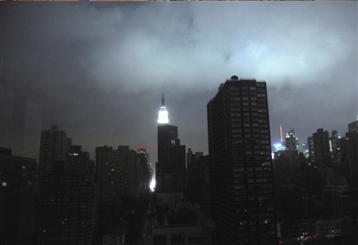 29日夜，曼哈顿处于一片漆黑之中。新华社发