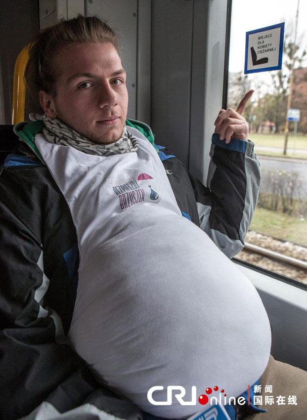波兰男学生大肚呼吁乘客主动为孕妇让座高清组图