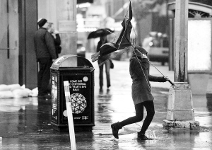 市民撑着变了形的伞。 新华社发