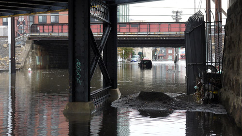 新泽西州沿河的霍博肯区地势低洼大部分道路已经被水淹没。 徐澍摄