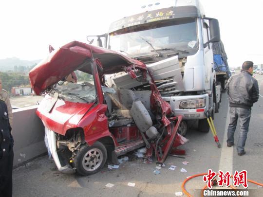 貴陽境內滬昆高速汽車追尾事故造成5死1傷圖