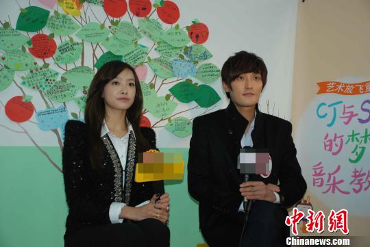 韩国歌手安七炫（右）和f(x)组合成员宋茜（左）作为志愿者2日来到北京昌平雨竹农民工子弟学校献爱心。