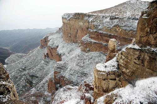 11月3日，河北省邢台市内丘县西部太行山掩映在白雪中。新华社发（陈克家 摄）