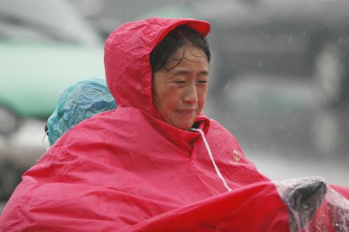 11月3日，安徽阜阳街头，行人顶风冒雨骑行在路上。新华社发（卢启建 摄）