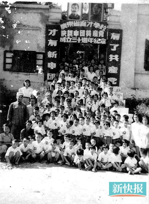 1951꣬ʮ꣬ѧ·2(ͼ)УſӰ