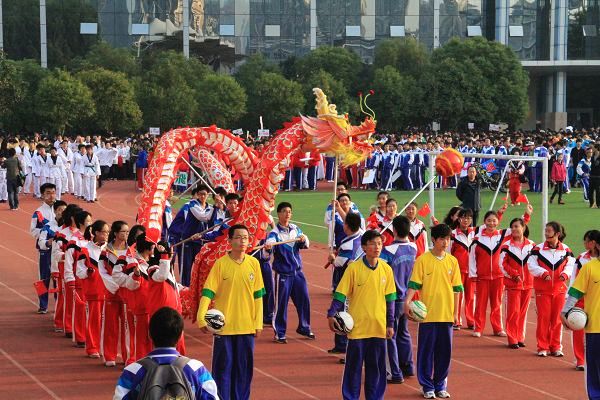 高一学生以展现青奥各运动项目为主题。韩国歌手PSY《江南Style》成为最流行配乐，众多班级学生大秀风靡全球的骑马舞，与青奥比赛项目马术、跑步等相融合，成为最受欢迎的入场式。张铭摄