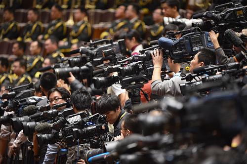 11月8日,记者在人民大会堂采访新华社记者 李鑫 摄