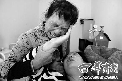 朱香给妈妈擦眼泪说：“别哭了，要坚强点，我会好起来的。” 本报记者李赢 摄