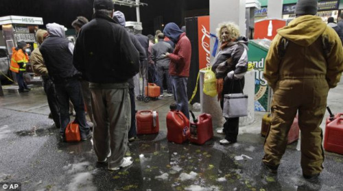 在布鲁克林，灾民排队等待政府提供的汽油