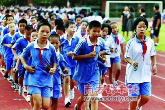 调查显示深圳学生体质逐年下降，跑步对不少学生来说不是一件轻松的事。南都记者 王子荣 摄