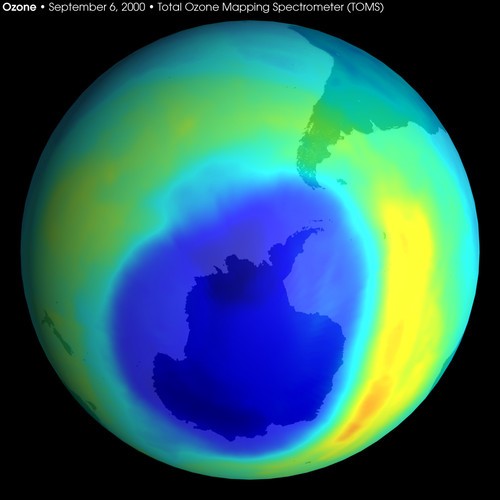 蓝色区域为南极上空的臭氧层空洞(图片源自ozone)