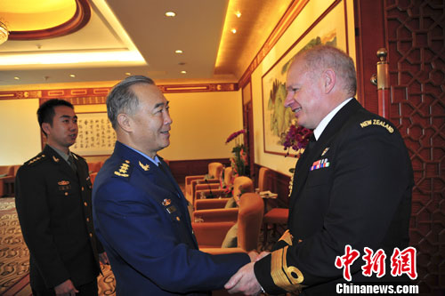 11月16日，中国空军司令员马晓天空军上将在北京钓鱼台国宾馆会见了新西兰国防军副司令斯蒂尔海军少将。 中新社发 廖攀 摄