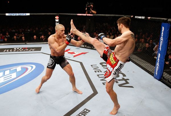 图文：UFC154期精彩瞬间 卡洛斯寻找反击机会