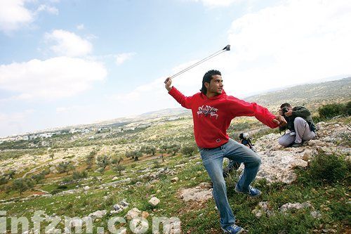 向以军扔石块的巴勒斯坦青年图/本报记者 翁洹
