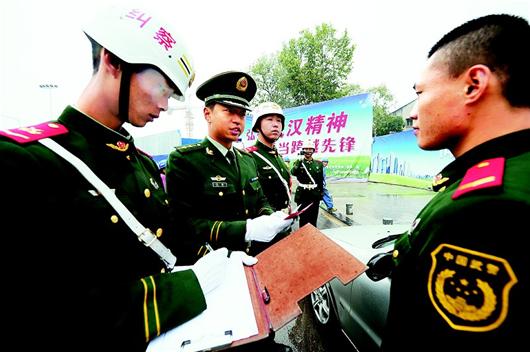 湖北日報訊 昨日,武警湖北省總隊警備司令部糾察人員在武漢街頭檢查