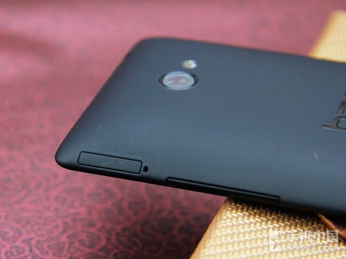 HTC 8X机身右侧的Micro SIM卡槽