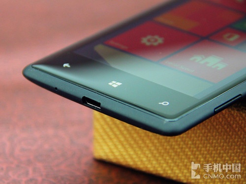 HTC 8X机身底端的数据接口