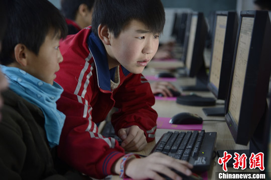 图为蒙古国小留学生正在阅读汉语课本。中新社发 刘文华 摄