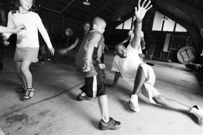 2008年7月9日，纽约，无家可归者救助中心的孩子们在学习跳舞。