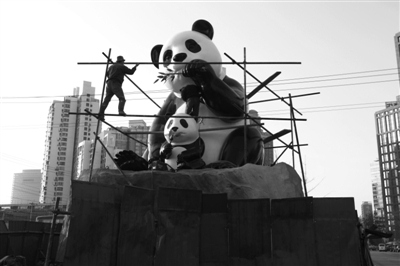 望京京顺路与广顺南大街交叉路口,一座熊猫雕塑成为望京新地标